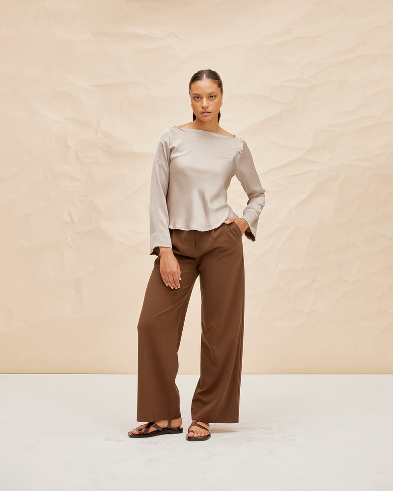 TONY TROUSER BRONZE | 
Highwaisted, relaxed suit trouser in a rich bronze shade. Beautifully tailored pants with neatly pressed pleats that highlight the shape.
