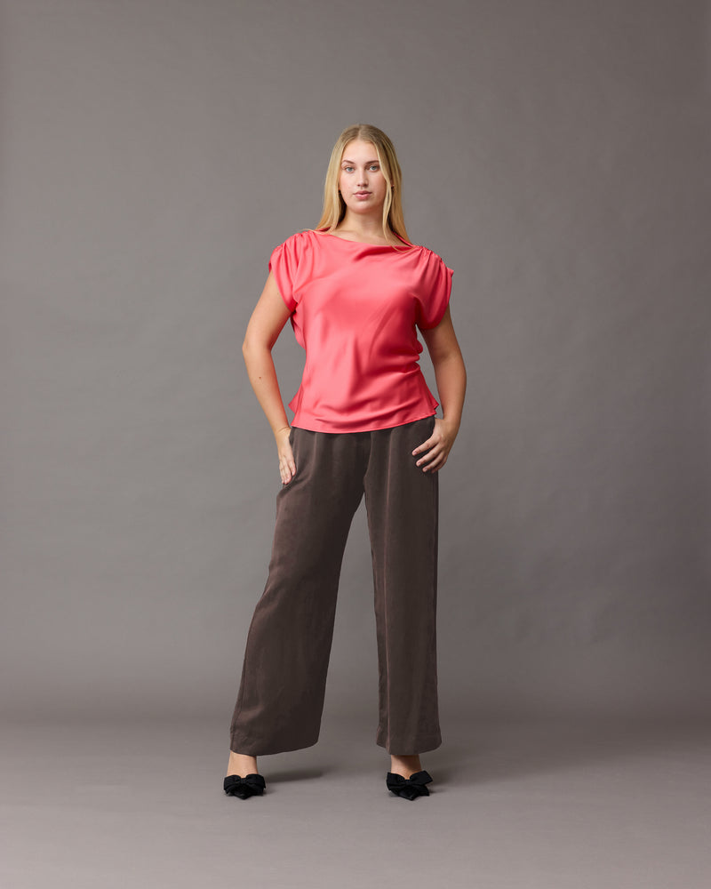 BEIGNET PANT CHOCOLATE | High-waisted straight-leg pant designed in a soft chocolate cupro. These pants feature a waistband with belt loops and 2 side pockets.