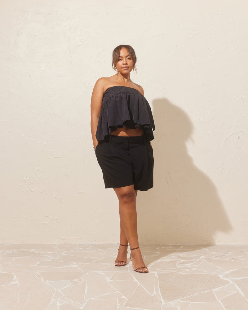 RUE SHORT BLACK | Suit-style shorts with a flat waistband and belt loops. These shorts give a preppy vibe that can be easily dressed up or down, with either a simple t-shirt and flat...