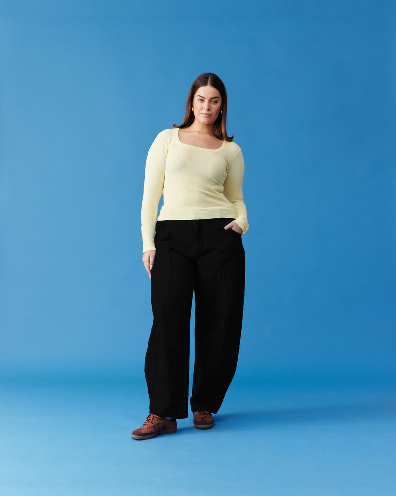 BUZZ PANT BLACK | Barrel-leg pant designed in a mid-weight cotton drill fabric. Sits mid-waisted and features panel detailing down the front that wraps to the side seam.
