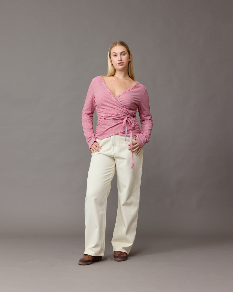 MISSY JEAN CREAM | A classic pair of high-waisted straight-leg jeans cut in a cream denim. The straight leg silhouette accentuates your body while making your legs look longer.